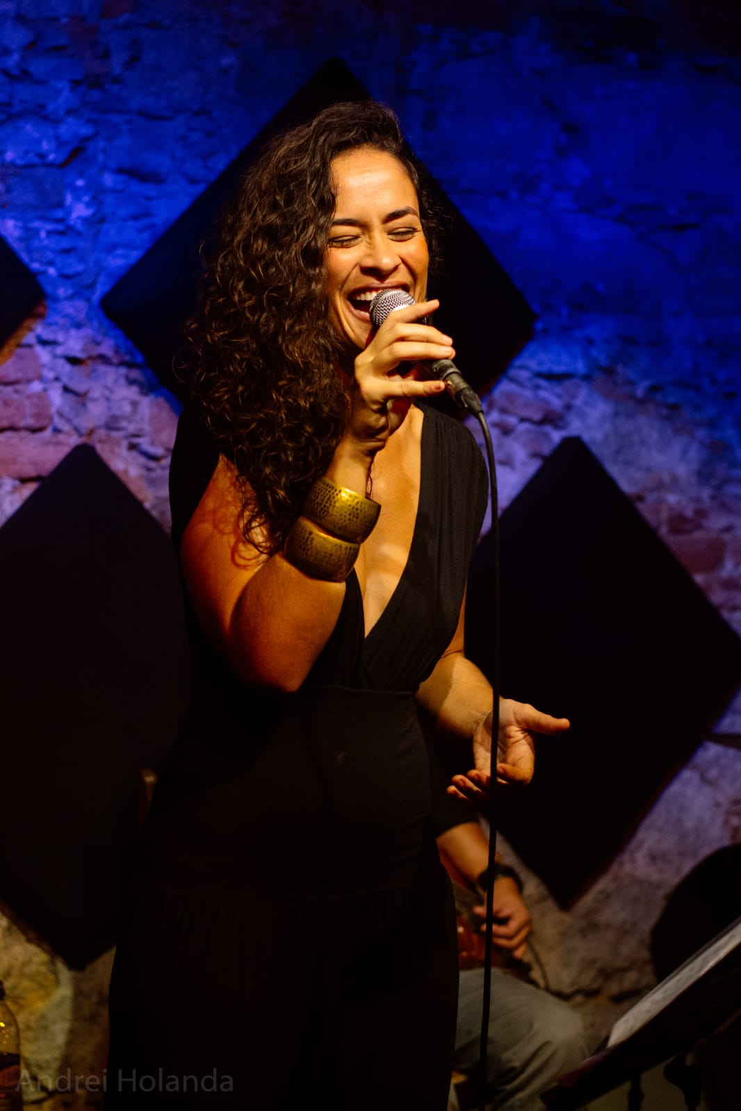 Rachel Lessa solta a voz e faz tributo a Nana Caymmi