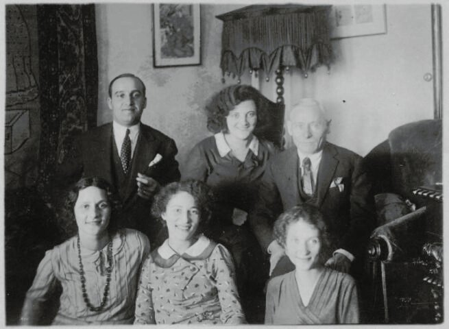 Ema Klabin com sua família na casa da Rua São Vicente de Paula, no bairro de Higienópolis, em 1935. Arquivo Ema Klabin.