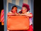 Peça mistura malabarismo, monociclo, mágica, música ao vivo e teatro