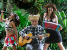 A cantora Georgeana Bonow, sua filha Maju Menescal e Roberto Menescal. Foto: Divulgação.