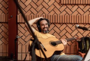 Fabio Manzione une MPB e literatura no pré-lançamento gratuito do álbum 'Caroço' neste sábado