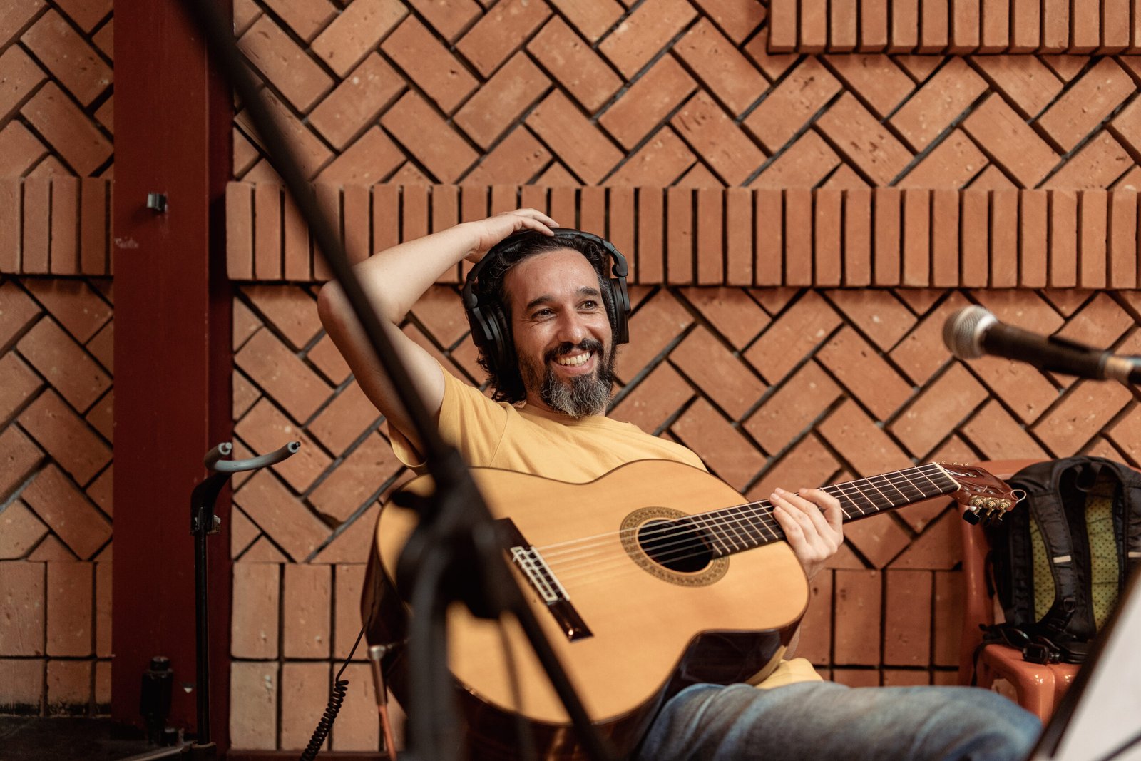 Fabio Manzione une MPB e literatura no pré-lançamento gratuito do álbum 'Caroço' neste sábado